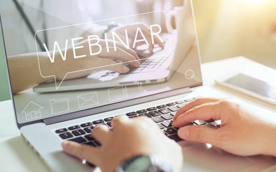 Hænder på computer - webinar