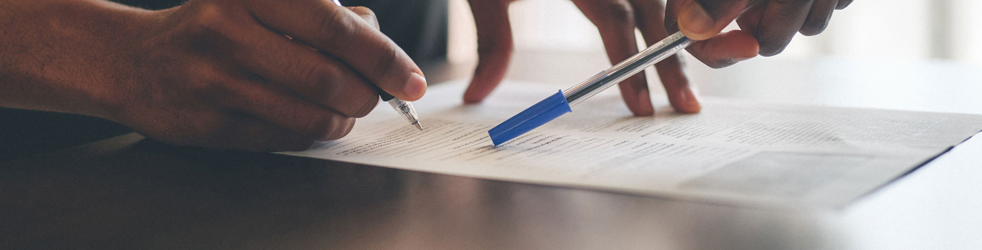 Underskrive en kontrakt