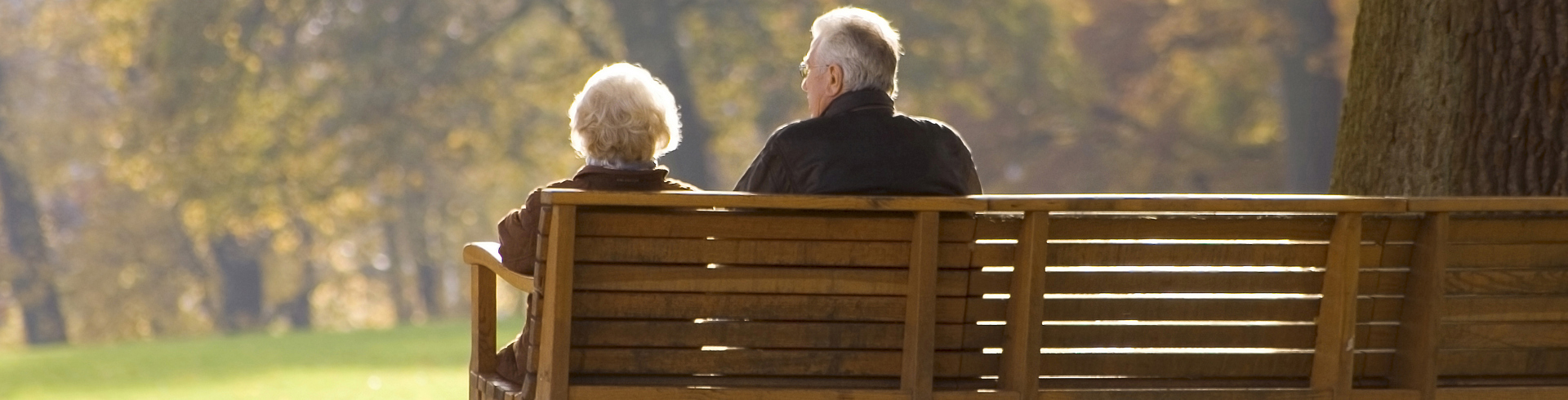 Ældre par på en bænk