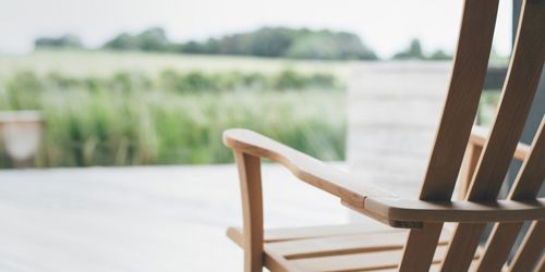 Gyngestol og udsigt til mark