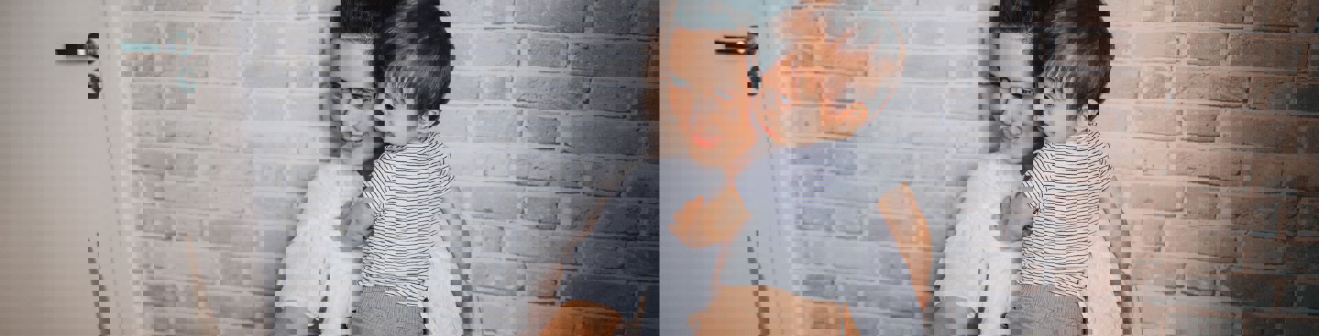 Mor og barn ved computer