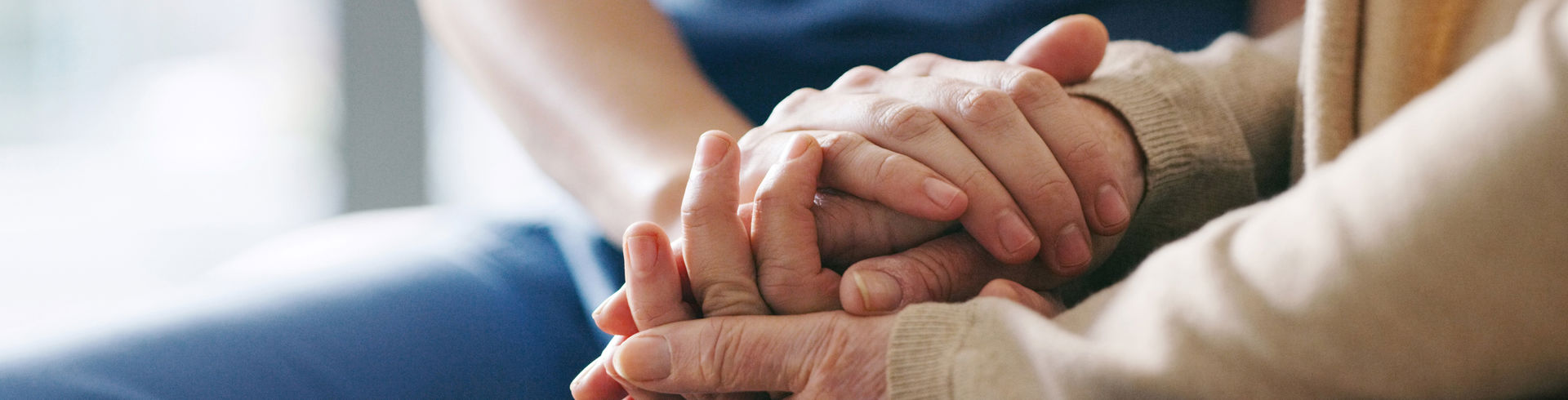Ældre, der holder i hånden