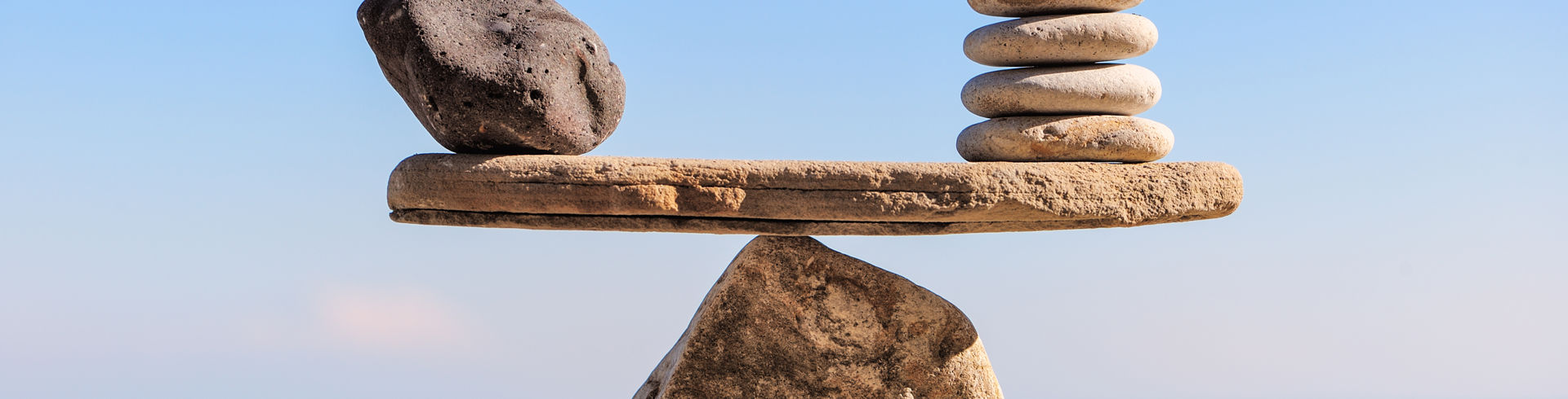 Flere sten balancerer på strand