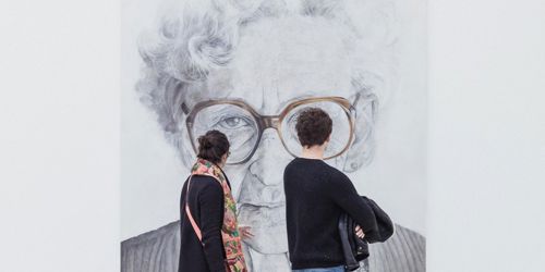 To personer på museum