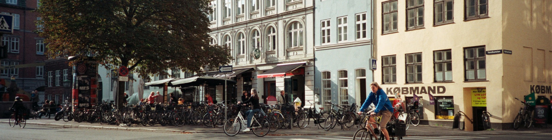 Person cykler inde i byen