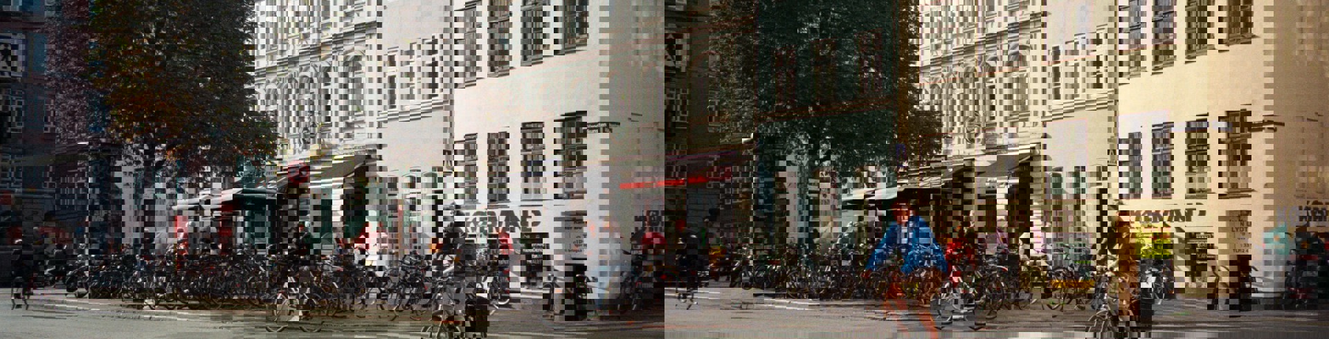 Person cykler inde i byen