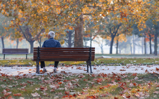 Ældre mand på bænk i en park